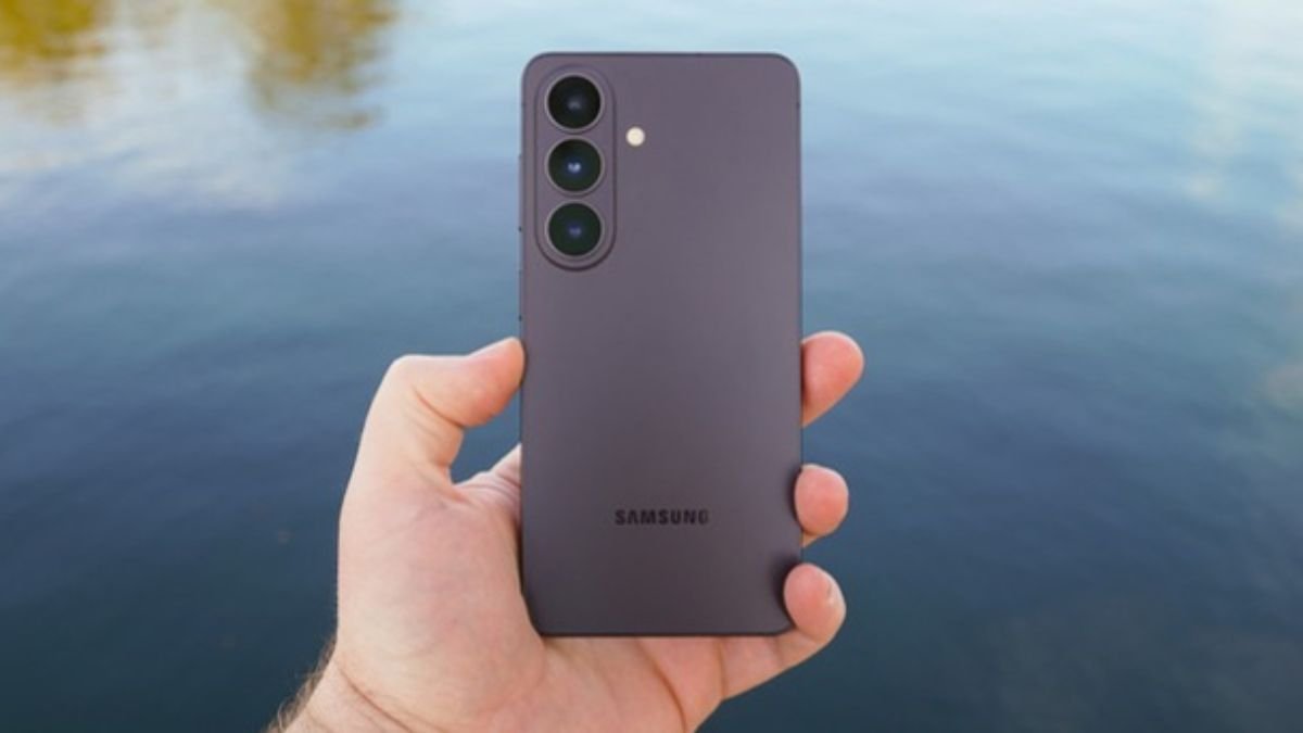 Samsung Galaxy S26 Review: Small Size, Big Upgrades – Worth It?